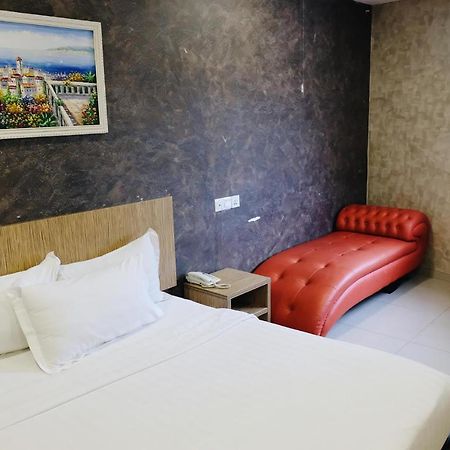 Era Plus Hotel Seri Kembangan Exterior photo
