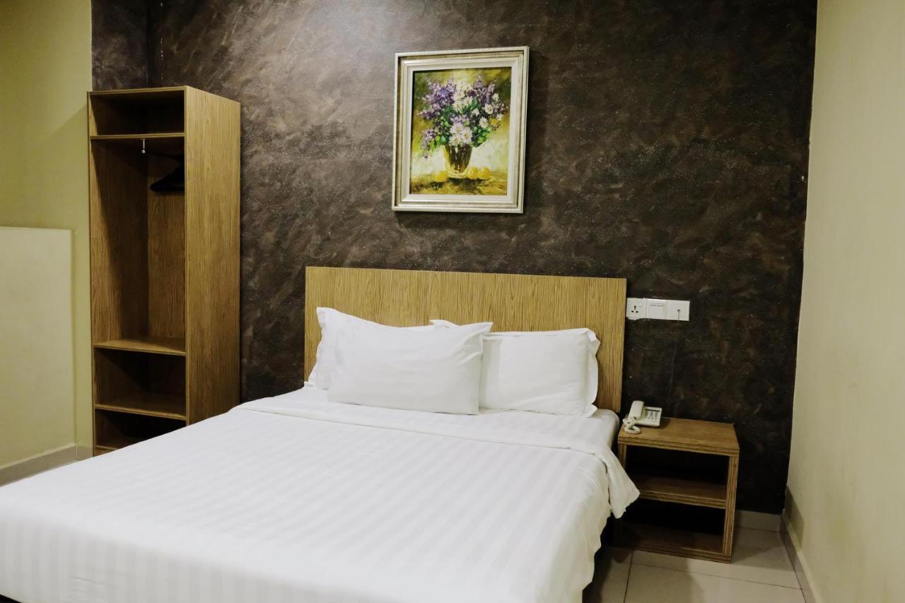 Era Plus Hotel Seri Kembangan Exterior photo