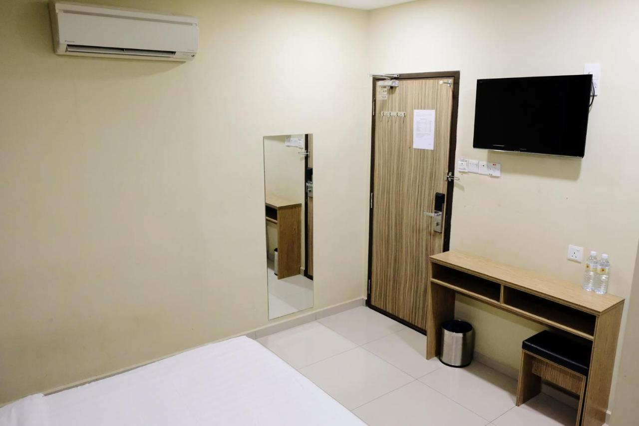 Era Plus Hotel Seri Kembangan Exterior photo
