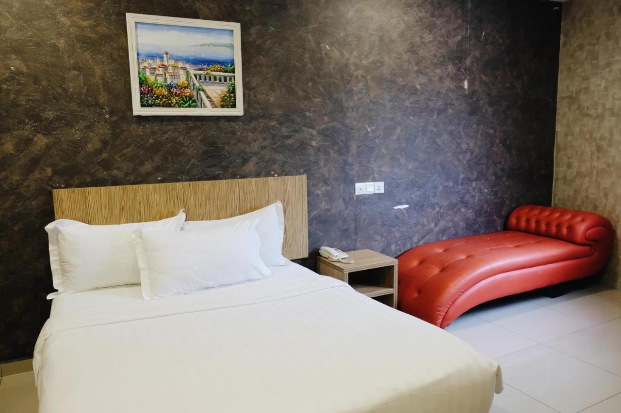 Era Plus Hotel Seri Kembangan Exterior photo