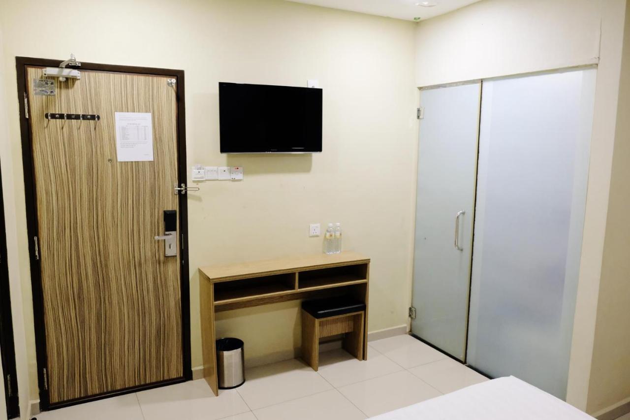 Era Plus Hotel Seri Kembangan Exterior photo