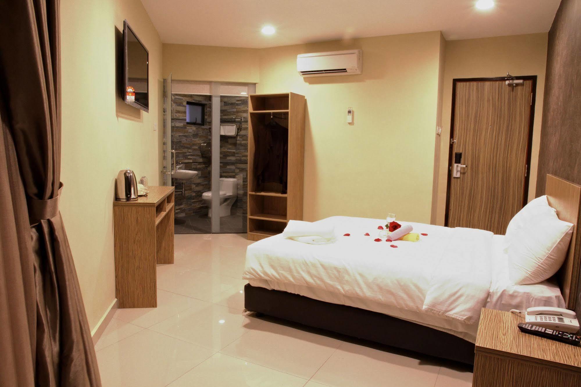Era Plus Hotel Seri Kembangan Exterior photo