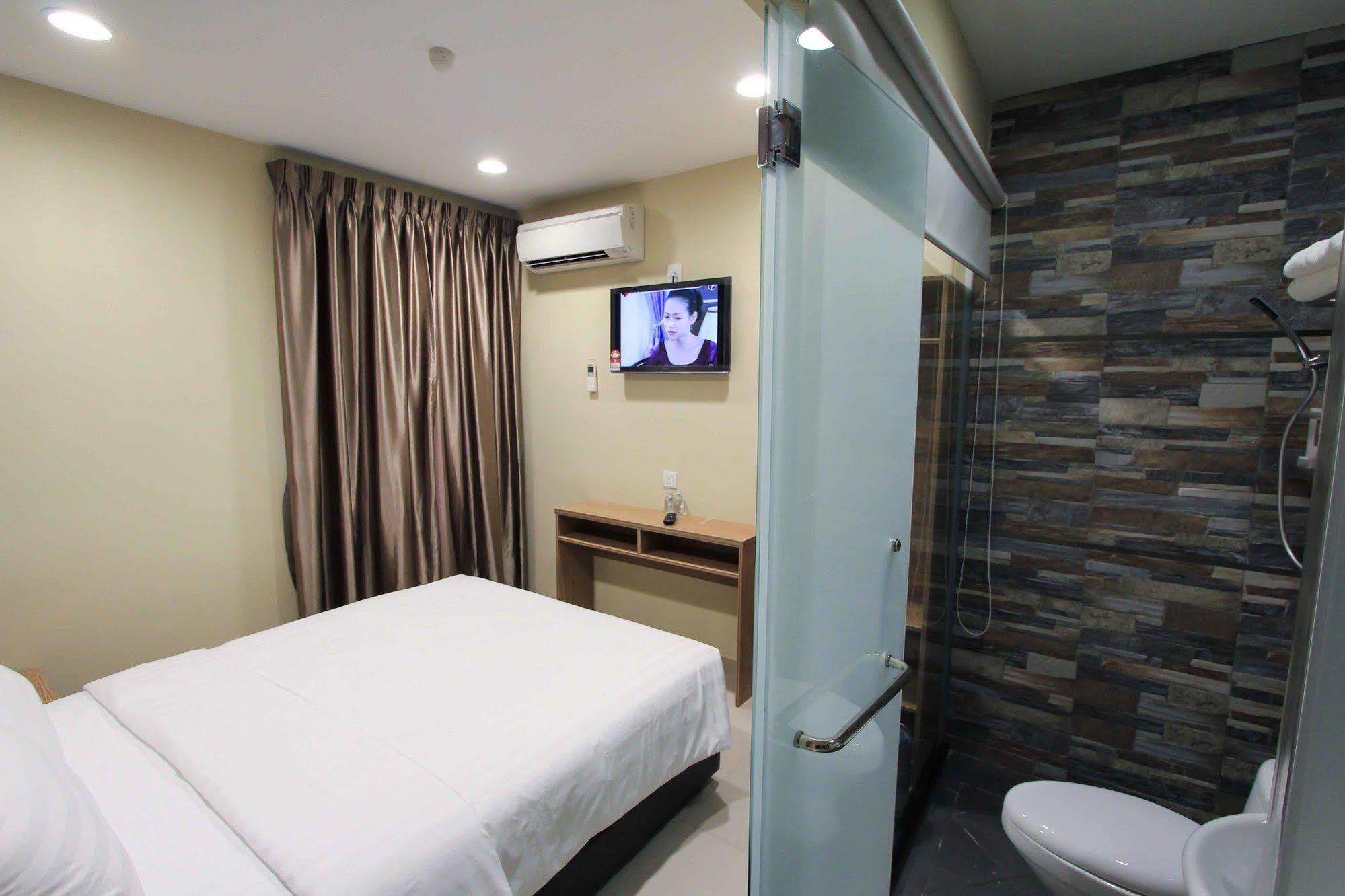 Era Plus Hotel Seri Kembangan Exterior photo