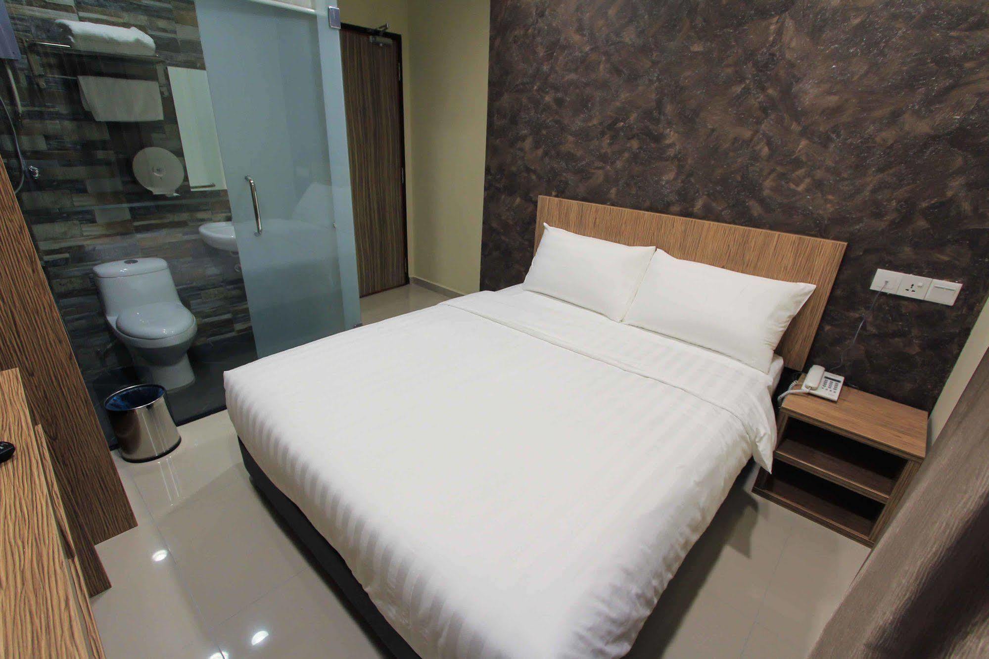 Era Plus Hotel Seri Kembangan Exterior photo